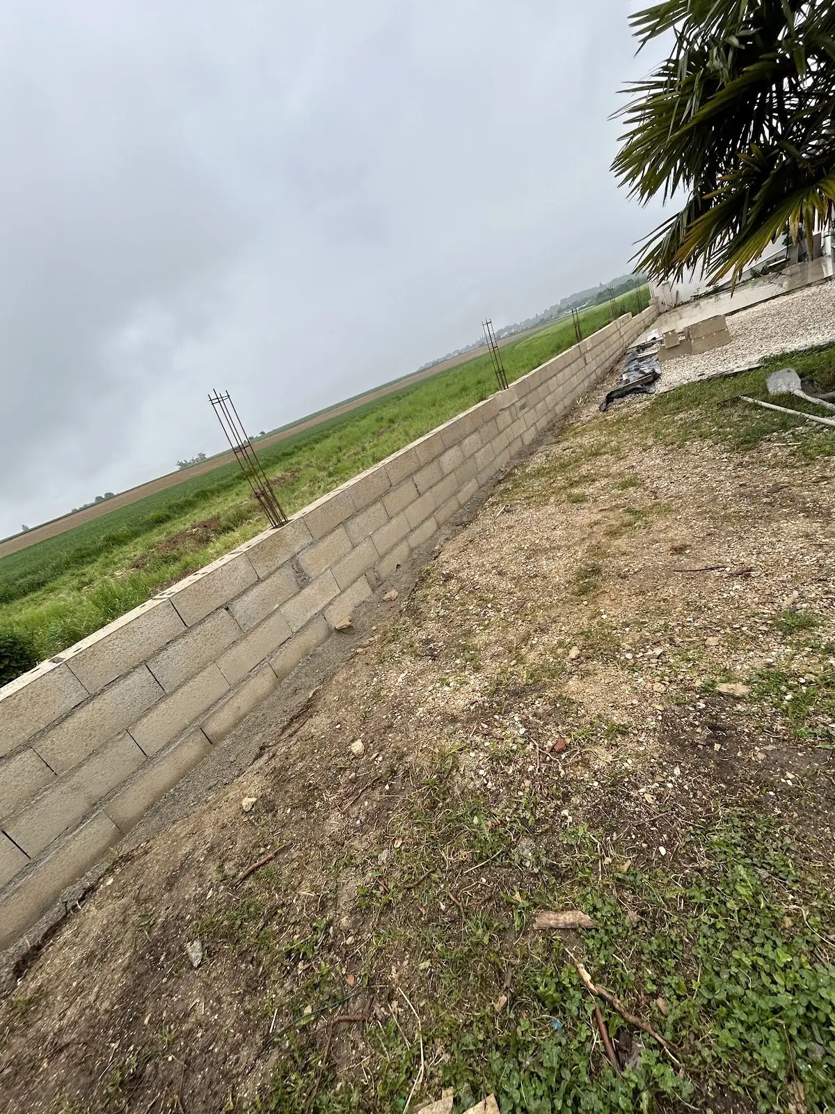 Mur de clôture en parpaings et terrain remis à niveau