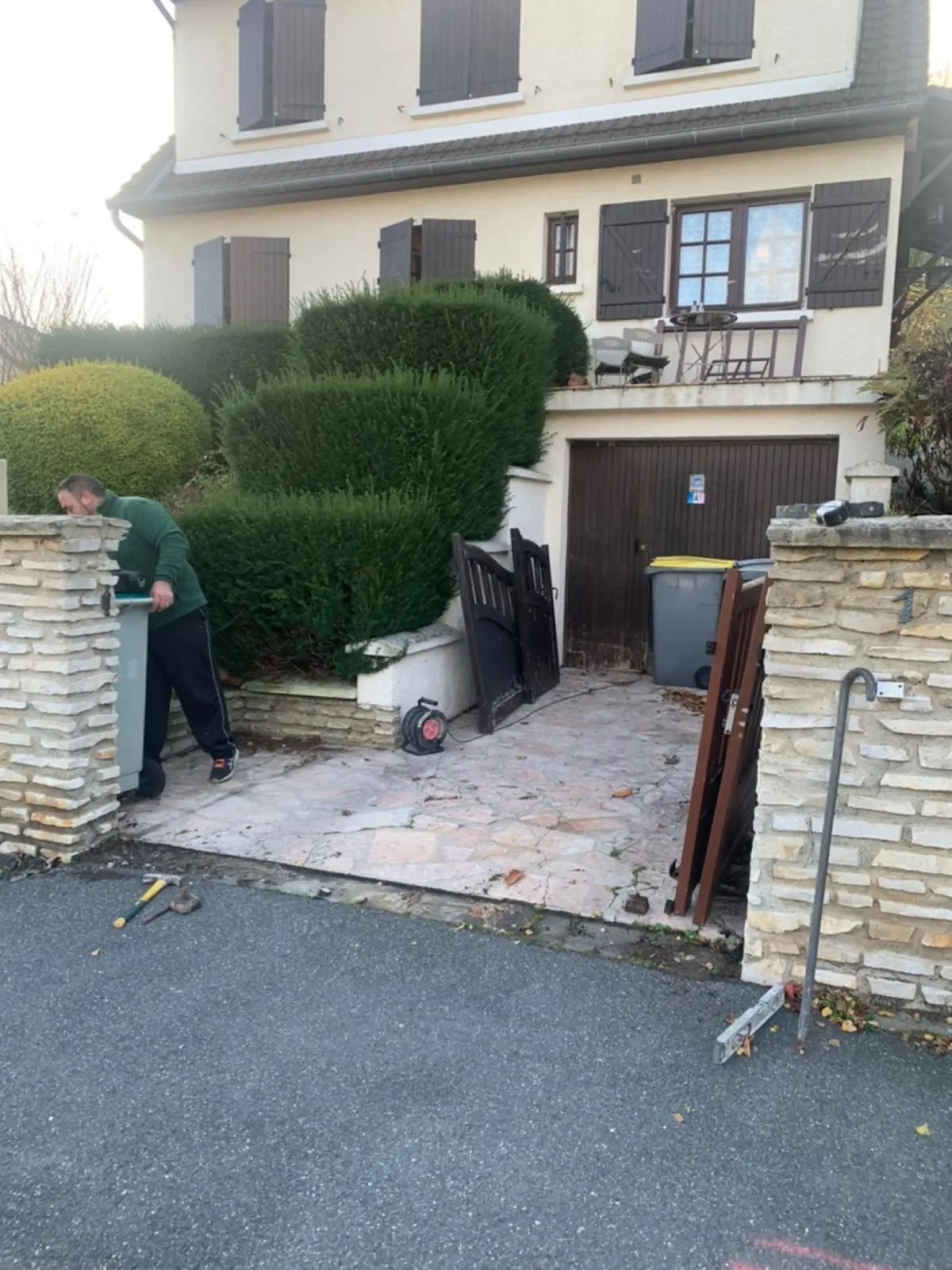Ancien portail déposé, piliers en parement de pierre